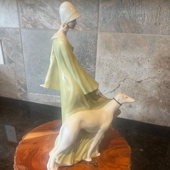 Royal Doulton 'Strolling' Hand Made & Hand Painted 14-inch Porcelain Figurine! - Picture 7 of 16